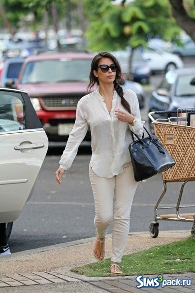 Kim Kardashian poses with a bag/Позы Ким Кардашиян с сумкой